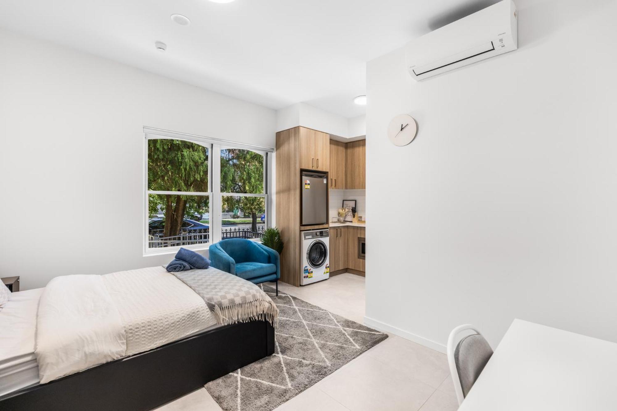 Cozy, Morden And Independent In With Private Kitchen & Bathroom Appartamento